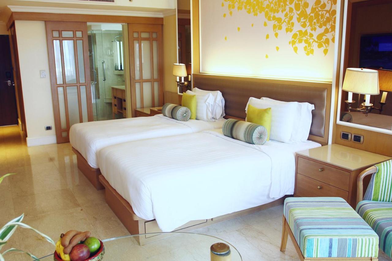 두짓 타니 라구나 푸켓 호텔 방타오 비치 외부 사진 A room at the Shangri-La Hotel, Kuala Lumpur