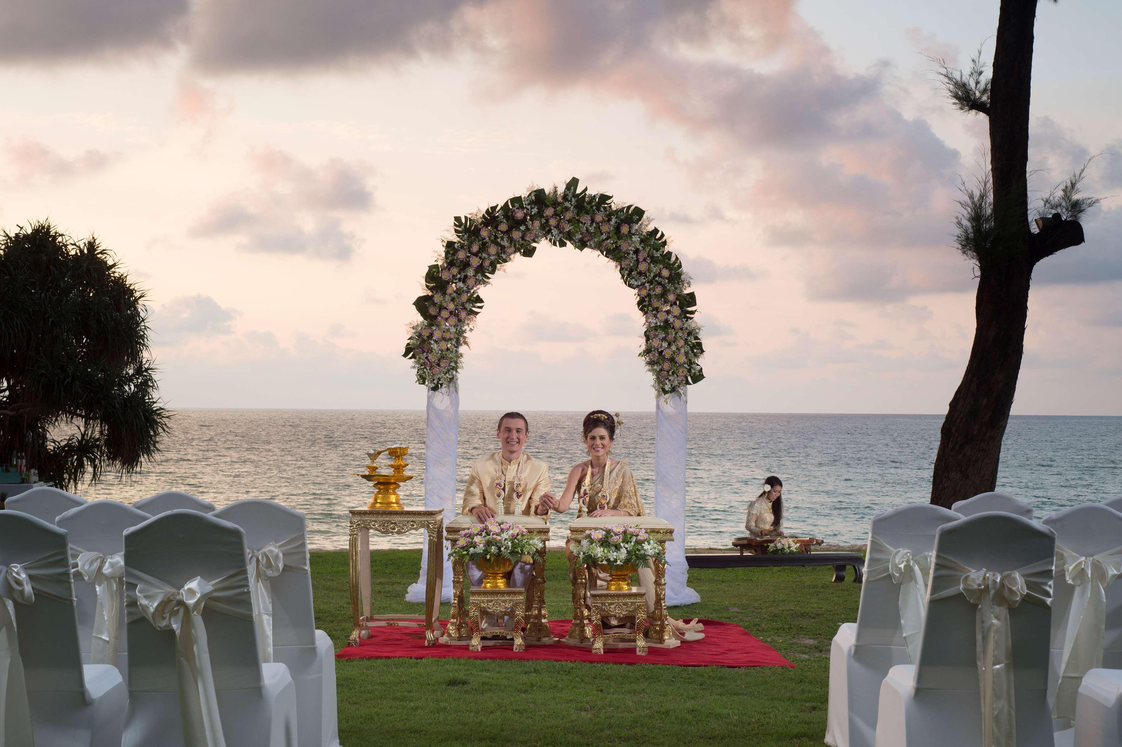 두짓 타니 라구나 푸켓 호텔 방타오 비치 외부 사진 Thai wedding