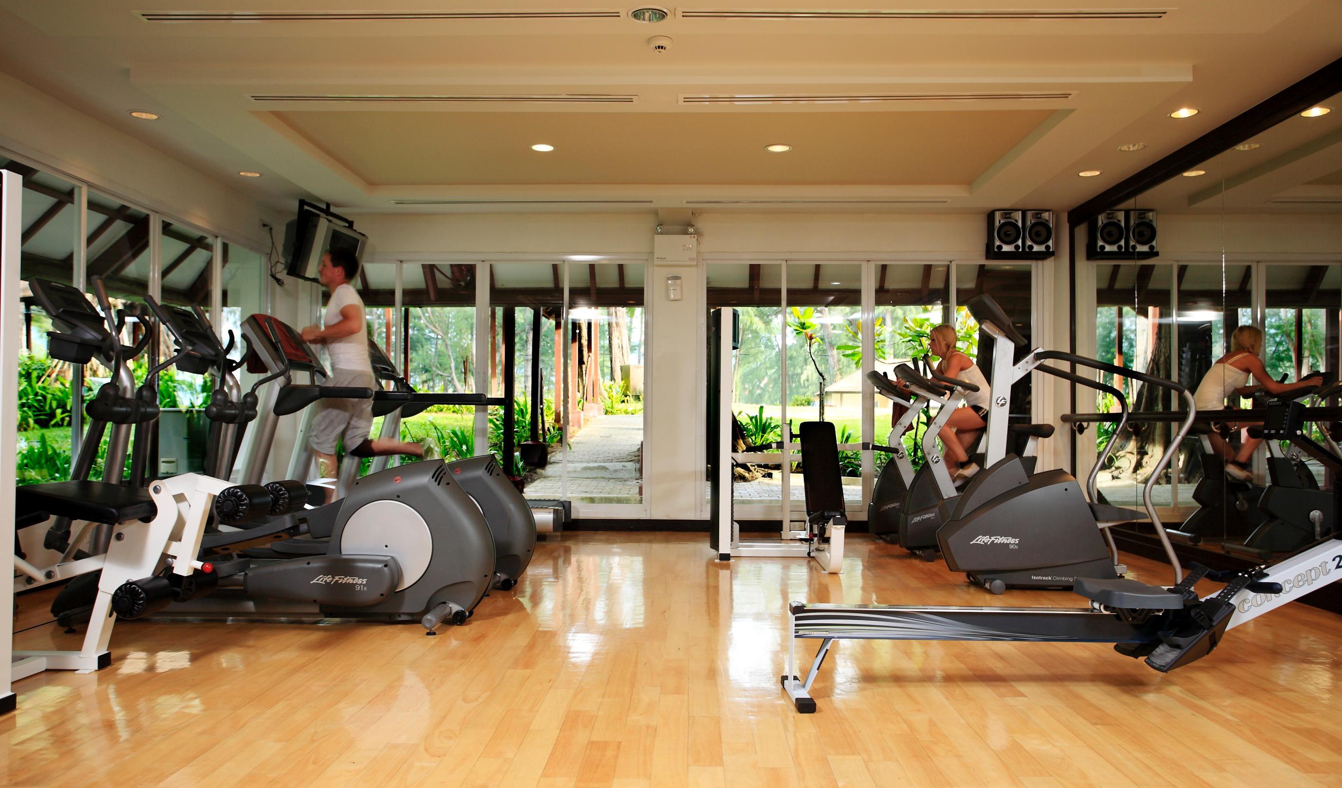 두짓 타니 라구나 푸켓 호텔 방타오 비치 외부 사진 A gym at a hotel