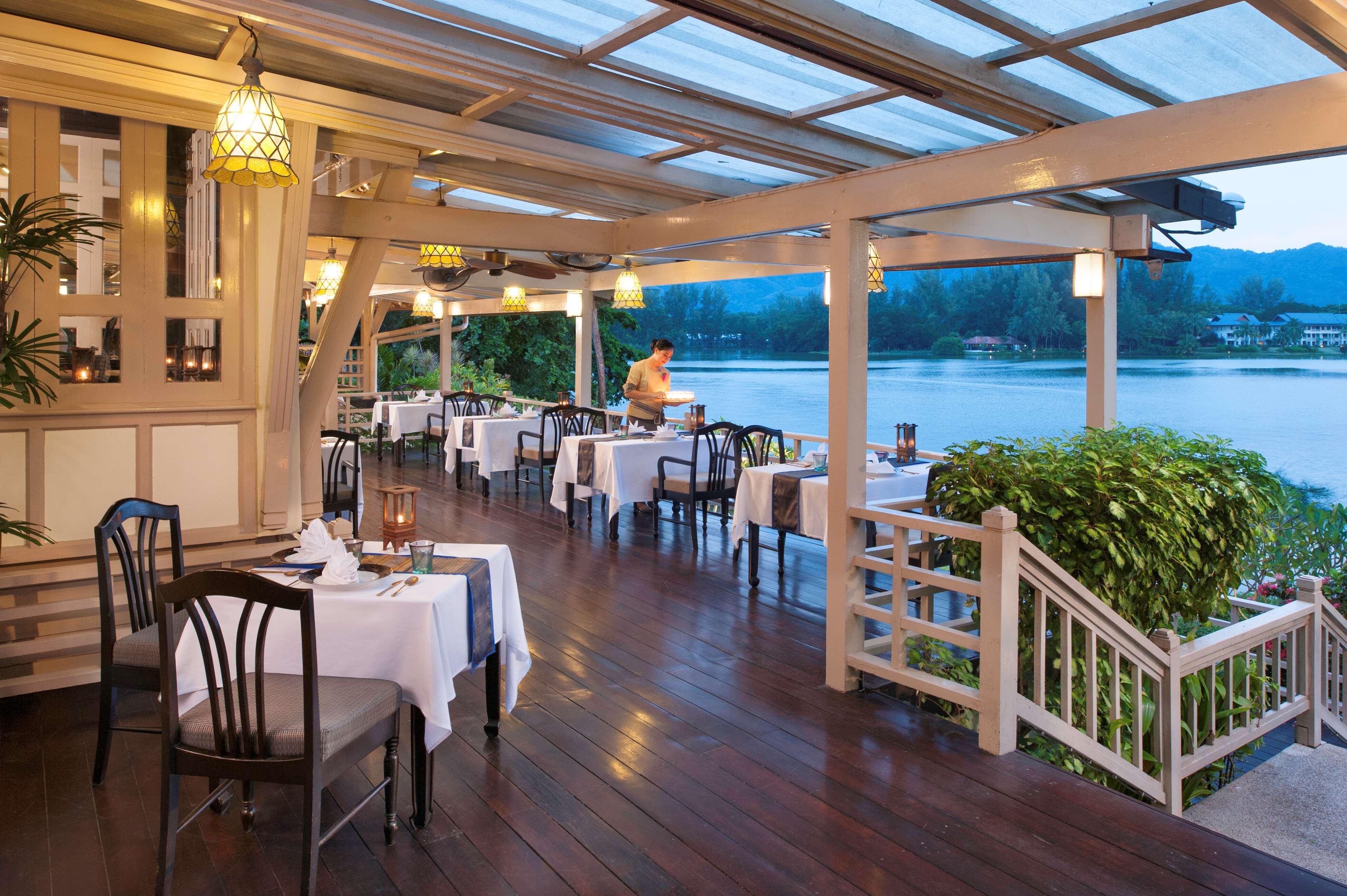 두짓 타니 라구나 푸켓 호텔 방타오 비치 외부 사진 The restaurant at the Oak Bay Beach Hotel