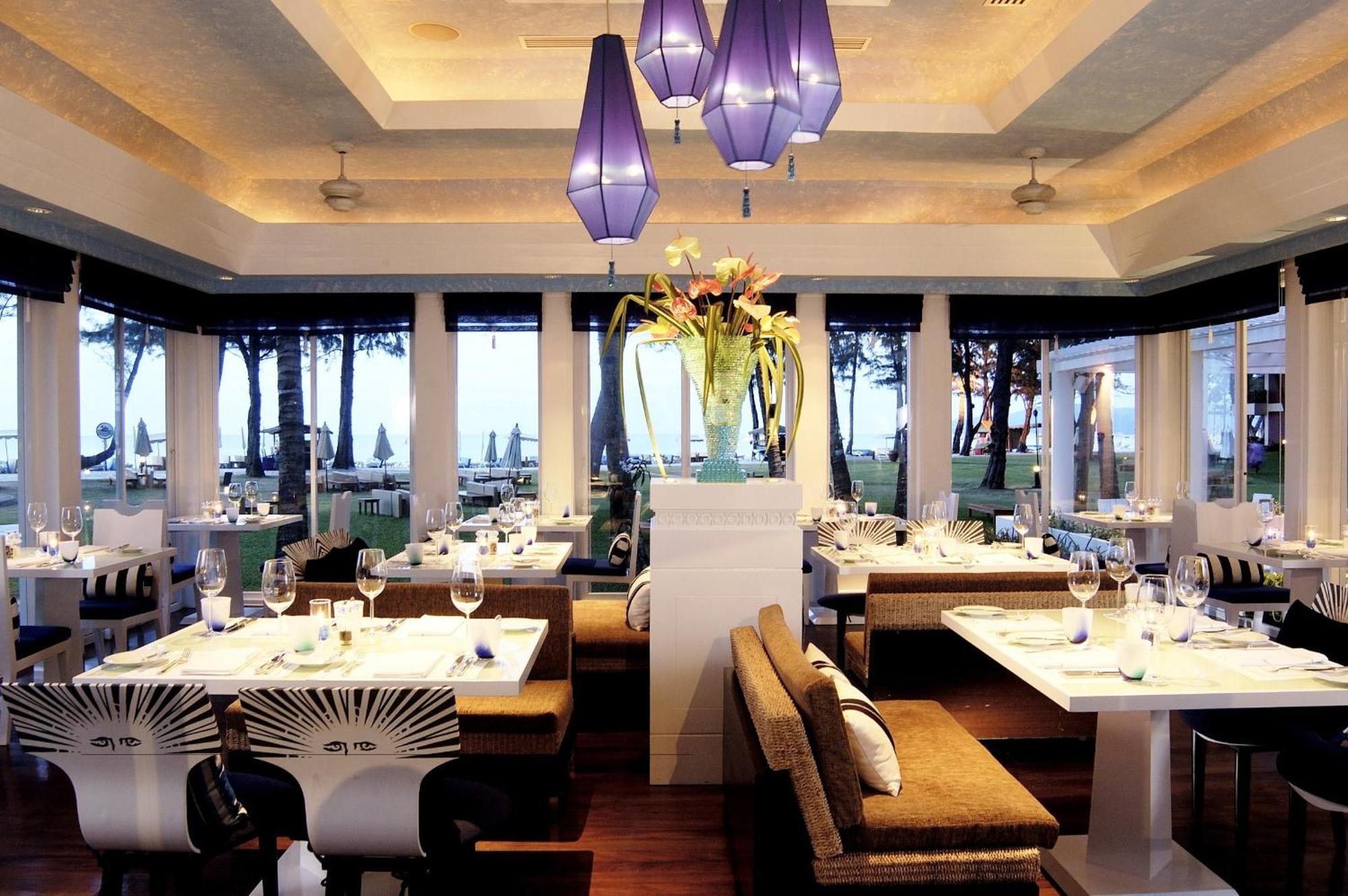 두짓 타니 라구나 푸켓 호텔 방타오 비치 레스토랑 사진 The interior of the restaurant