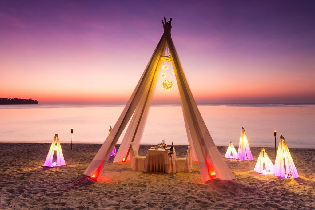 두짓 타니 라구나 푸켓 호텔 방타오 비치 외부 사진 A beach tent at sunset