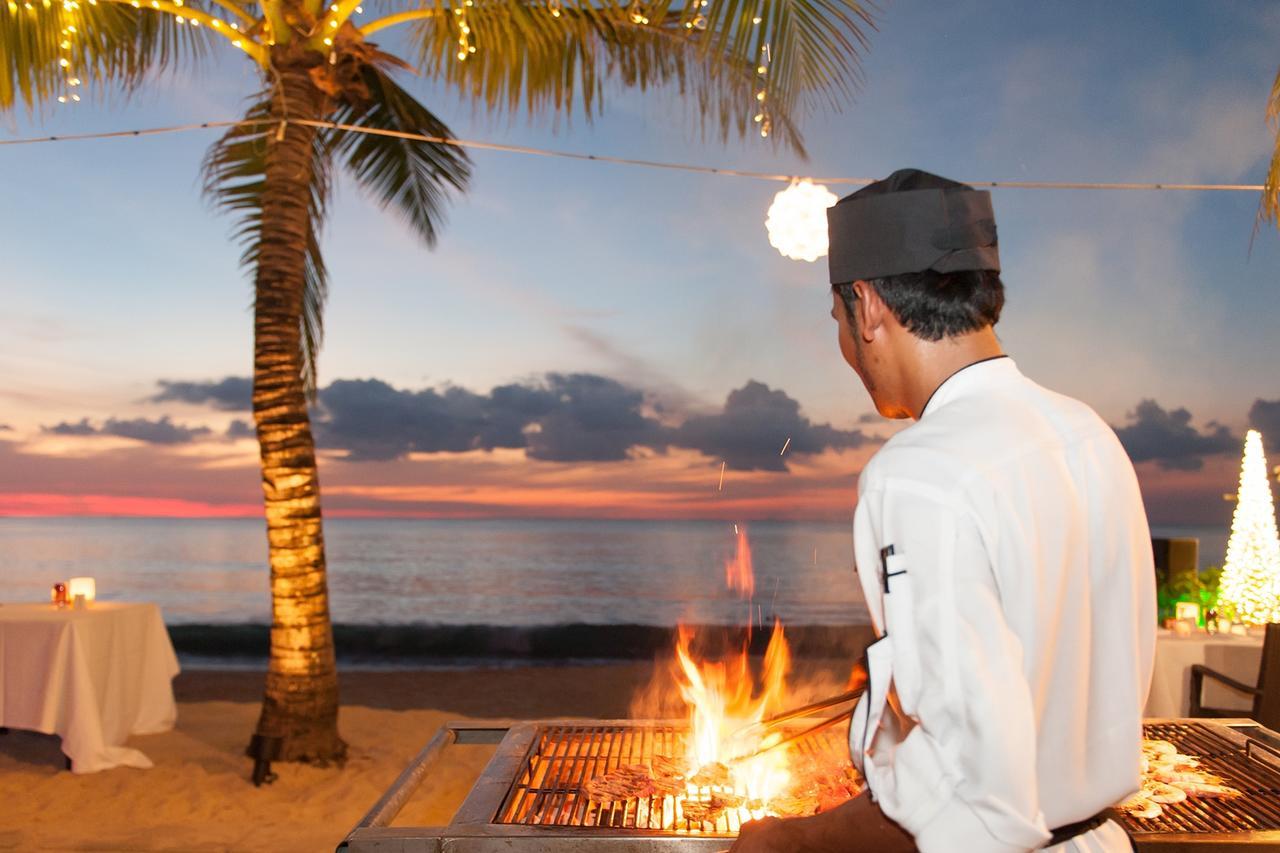 두짓 타니 라구나 푸켓 호텔 방타오 비치 외부 사진 A chef cooking at the beach