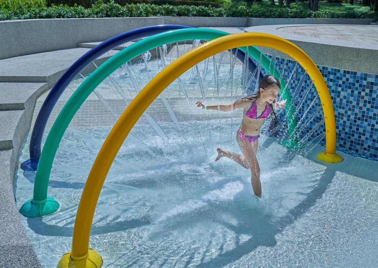 두짓 타니 라구나 푸켓 호텔 방타오 비치 외부 사진 A girl playing in a water park